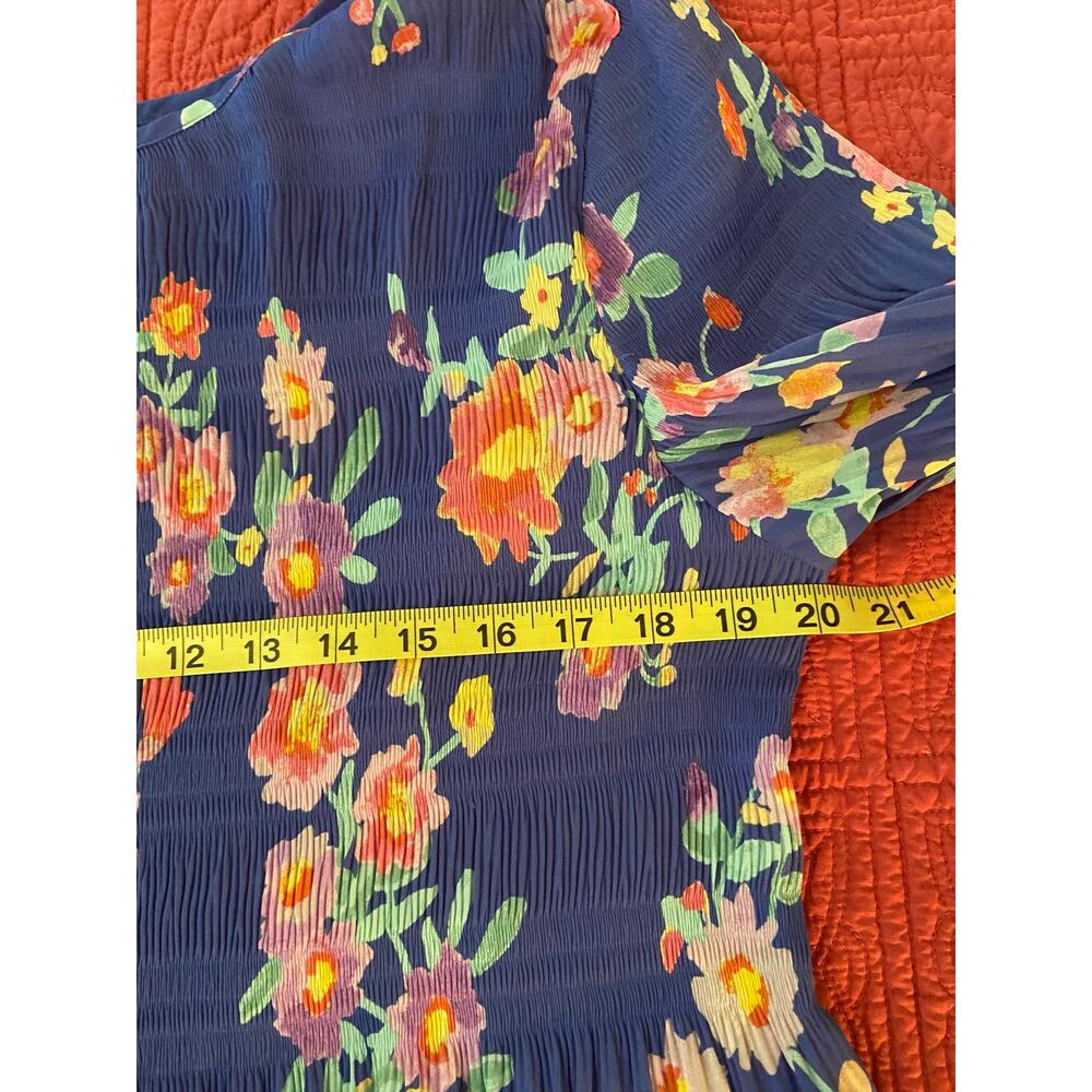 Spense periwinkle floral print plisse’ blouse w/ round neck & bracelet sleeves - Picture 7 of 10
